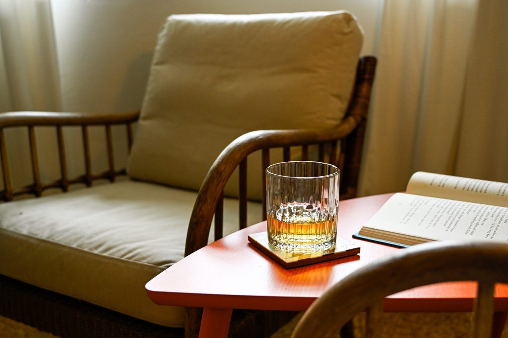 “Cozy reading corner at Hacienda Eterna Primavera, featuring a comfortable seat, warm natural lighting, and a quiet atmosphere for relaxation and reflection.”