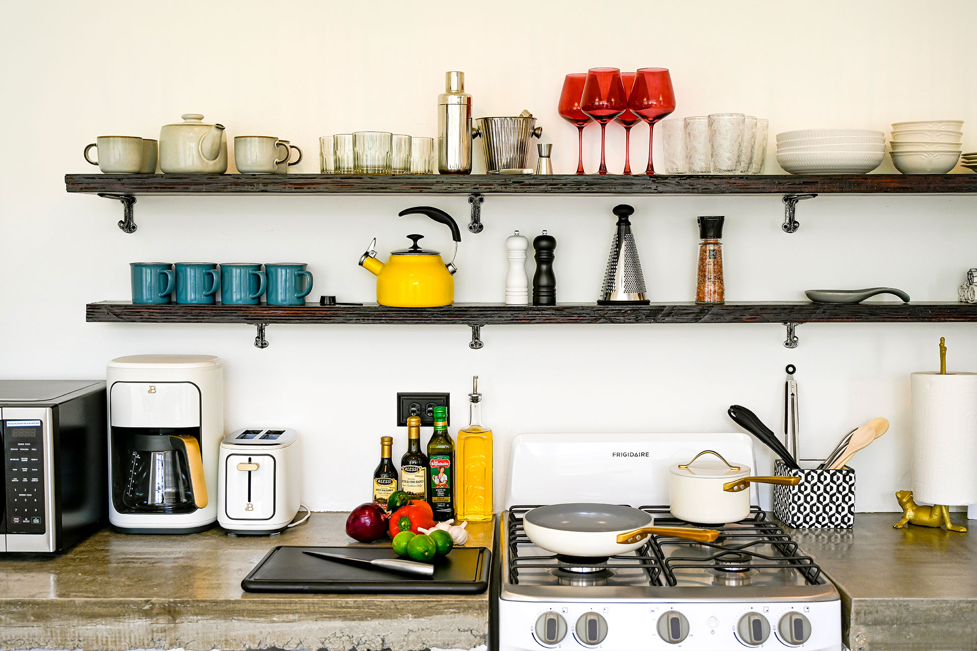 Fully equipped vacation rental kitchen with stove, coffee maker, toaster, cookware and fresh ingredients at Hacienda Eterna Primavera Puerto Rico
